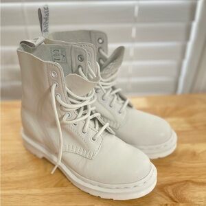 Dr. Martens white leather pascal 1460